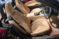 シートはもちろんのこと、「35th ANNIVERSARY」ロゴ入りのフロアマット、さらにフロアカーペットも「スポーツタン」だ。