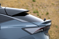 リアにはテールランプの上にデッキスポイラーを追加。ルーフと合わせてスポイラーが2段構えになった。