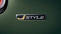「J STYLE」エンブレムがバックドアに装着されている。