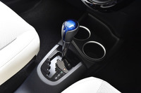 シフトセレクターの形状は、オーソドックスなレバータイプ。その周辺にはカップホルダーや小物入れが用意される。