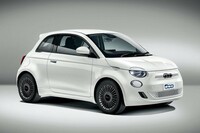 エントリーモデル「500eポップ」には16インチホイールが組み合わされる。