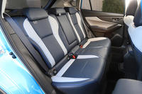 リアシートにおける居住空間は、ガソリンエンジン車と変わらない。バックレストは6:4の分割可倒式。