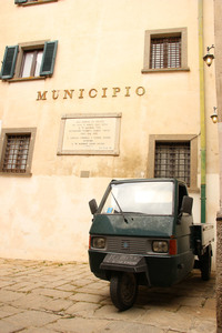 ジーリオ・カステッロの村役場脇にて。島は16世紀から18世紀末にかけて北アフリカの海賊による襲撃をたびたび受けた。