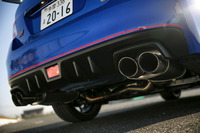 STI製の低排圧パフォーマンスマフラー。排気口は、左右振り分けの4本出しとなる。