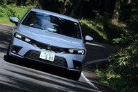 6段MTは操作性のよさに加え、デュアルマスフライホイールの採用によって静粛性の高さも追求。ワイドなギアレシオにより、加速性能と燃費性能の向上も図られた。