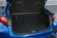 荷室の容量は、後席を起こした状態で318リッター、倒した状態で1112リッター。ハイブリッド車とターボ車で、容量や形状に違いはない。(写真をクリックすると、シートの倒れる様子が見られます)