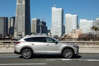マツダの3列シートSUV「CX-8」。ミニバンではなかなか成立しづらい“走る楽しさと安全性の両立”を実現したモデルとして、2017年にデビューした。