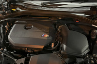 「M235 xDriveグランクーペ」に搭載される2リッター直4ターボエンジンは、最高出力300PS/5750rpm、最大トルク400N・m/2000-4500rpmを発生。トランスミッションは7段DCTで、このパワートレインに電子制御油圧多板クラッチ式の4WDを組み合わせる。