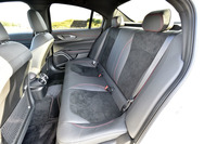 後席は2人掛け。「ジュリア」シリーズの中で「クアドリフォリオ」のみ乗車定員が4人となる。