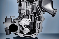 可変圧縮比エンジンでは、コネクティングロッドにアクチュエーターで稼働するリンク機構を組み込むことで、シリンダーのストロークを制御。新型「エクストレイル」では、8.0~14.0の間で圧縮比が変化する。写真は2016年のパリモーターショーで発表されたカット模型。