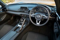 もともと軽量自慢の「S」グレードがベースだけあって内装はシンプルそのもの。エアコンはフルマニュアルだ。