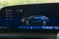 ドライブモードは「ツーリング」「スポーツ」「アイス/スノー」にカスタムモードの「マイモード」を加えた4種類。デフォルトの回生ブレーキの強さは、「オン」「オフ」「高」の3段階から選択可能で、回生ブレーキのみで停車まで行う“ワンペダルドライブ”も可能だ。