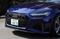 「RS」専用のハニカムメッシュグリルと大型のサイドインテークがフロントマスクを好戦的に飾る。レーザーハイビーム付きマトリクスLEDヘッドライトは標準装備。