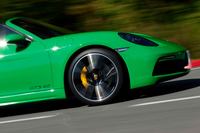 「718ボクスターGTS 4.0」には、ハイパワーエンジンに見合ったブレーキが与えられる。なお試乗車には、オプションの「ポルシェセラミックコンポジットブレーキ」が装着されていた。