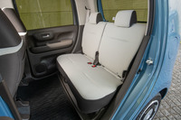 リアシートは一体式のスライド調整機構と、5:5の2分割可倒機構を装備。「N-BOX」のような座面の跳ね上げ機構は備わっていない。