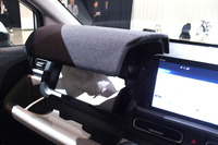 貝原さんは「助手席前のリッドはボックスティッシュが収納できるようになっています。ただ入るだけでなく、縦に入れればさらにほかのものも収納できる空間が残りますし、斜めに入れれば取り出しやすい角度になります」と、グローブボックスの機能を紹介。