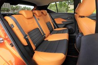 空間的な広さがセリングポイントの後席。600mmのニールームと85mmのヘッドクリアランスを誇る。