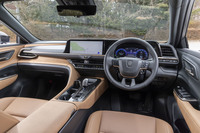 内装色は「ブラック」と「サンドブラック」(写真)の2色から選べる。後者では運転席側と助手席側でツートンカラーになるが、配色の妙によって自然に仕上がっている。