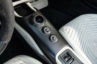 センターコンソールには(写真左上から右下に向かって)走行モードのセレクター、変速方式の切り替えスイッチ(自動/手動)、リバースボタン、ウィンドウの開閉スイッチが並ぶ。