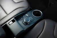 センターコンソールにはインフォテインメントシステムのコントローラーや走行モードの切り替えスイッチ、パーキングブレーキの操作ボタンなどが配されている。