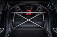 荷室には「強化ラゲージクロスバー」を装備。これも車体剛性のアップに寄与するアイテムだ。