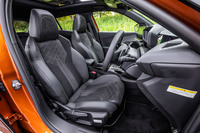 「GT」グレードには、アルカンターラとテップレザーのコンビネーション表皮で仕立てられる「ダイナミックシート」が標準で採用される。前席はシートヒーターも内蔵している。