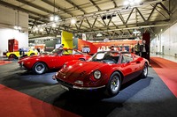 クルマ好きに広く知られる名車「ディーノ246GTS」(写真手前)。その取引相場は、近年やや落ち着きを見せているものの、日本円にして3000万~4500万円とも。