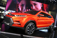 江鈴が発表したコンセプトカー「S330L」。ランドローバーの「レンジローバー イヴォーク」がなければ生まれなかったデザインだろうが、7シーターの鈍重さはみじんもない。