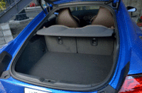 荷室の容量は305リッター。50:50分割可倒式の後席を前方に倒すことで、さらに拡大できる。フロア下の予備スペースには、パンク修理キットが備わる。(写真をクリックすると荷室のアレンジが見られます)