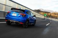 ボディーカラーは試乗車の「プレミアムクリスタルブルー・メタリック」を含む、全4色が用意されている。