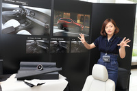 商品説明会において、自身の手がけた「Lパッケージ」のインテリアコーディネートについて解説する寺島さん。