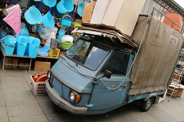 【写真1】トリノのメルカート(市場)における商品運搬用「アペ」。かつて生産されていた「アペカー」という幅広モデルである。