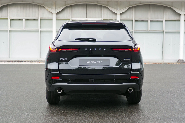新型「CX-5」のリアビュー。ブランドエンブレムに代わり「MAZDA」のロゴがリアゲートの中央に配置される。