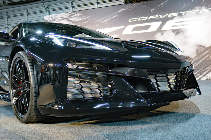 あけすけなほどに巨大なエアインテークが目を引く「Z06」のフロントフェイシア。左右に加え、中央にもラジエーターが装備された。