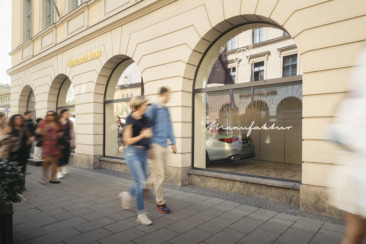 ミュンヘンの市街地で見た「MANUFAKTUR」の体験施設。高級ブティックが立ち並ぶ一角にある。(写真=メルセデス・ベンツ)