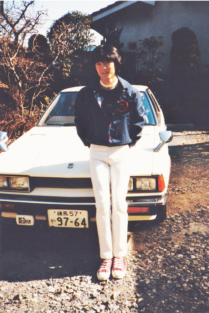 「日産ガゼール ハードトップ」(S110型)と19歳の筆者。