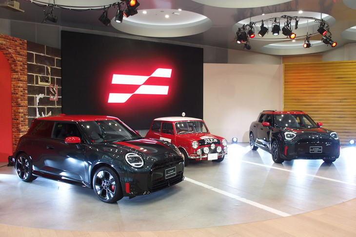 「MINIの日(3月2日)」を記念し日本導入が発表された電気自動車「MINIジョンクーパーワークスE」(写真左)と「MINIジョンクーパーワークス エースマンE」(写真右)。