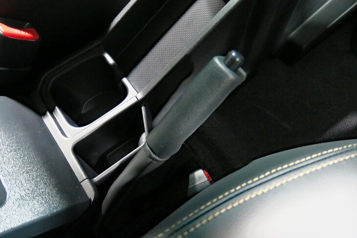 トヨタ・ランドクルーザー“70”(サイドブレーキ)