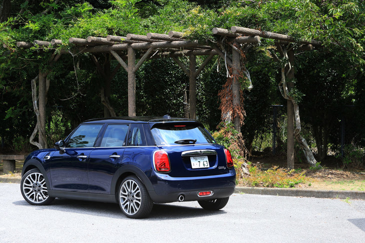 「MINI 5ドア」のボディーサイズは、今回試乗した「クーパーD」で全長×全幅×全高=4000×1725×1445mm。「3ドア」より全長が165mm長いが、ホイールベースの70mmを除く残りの95mmは、リアオーバーハングの延長分となっている。