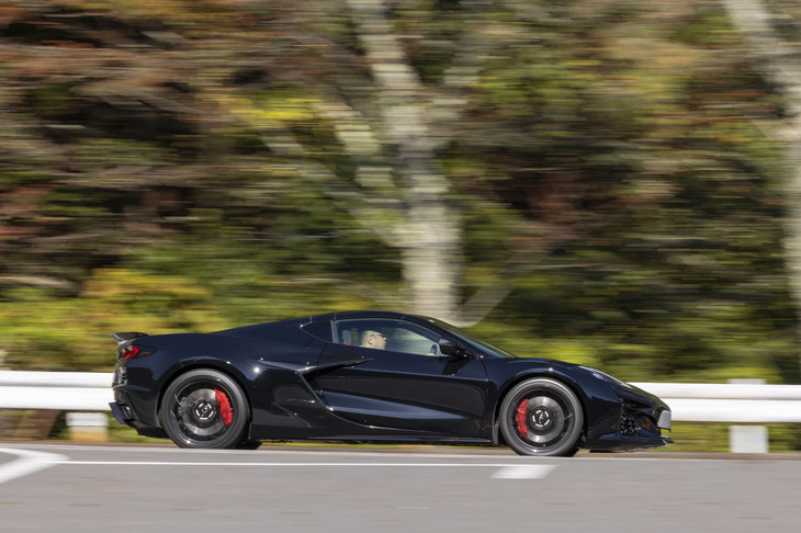 【シボレー・コルベット クーペZ06のスペック】
	ボディーサイズ:全長×全幅×全高=4680×2025×1220mm/ホイールベース:2725mm/車重:1720kg/駆動方式:MR/エンジン:5.5リッターV8 DOHC 32バルブ/トランスミッション:8段AT/646PS(475kW)/8550rpm/最大トルク:623N・m(63.5kgf・m)/6300rpm/タイヤ:(前)275/30ZR20 97Y/(後)345/25ZR21 104Y(ミシュラン・パイロットスポーツ4 S ZP)/燃費:--km/リッター/価格:2500万円
	
	【取材時の燃費データ】
	テスト距離:282.6km(市街地2:高速道路6:山岳路2)/使用燃料:45.6リッター(ハイオクガソリン)/参考燃費:6.2km/リッター(満タン法)/6.5km/リッター(車載燃費計計測値)