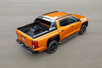 写真のボディーカラーは「ヤマブキオレンジメタリック」と呼ばれる5万5000円の有償色で、「GSR」専用カラーとなる。