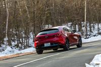 FF車、4WD車を問わずリアサスペンションはトーションビーム式。中央部と外側でビーム径を変えており、タイヤ取り付け部の剛性を高めることで操舵応答性を向上させている。