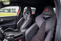 「ジュニア エレットリカ280ヴェローチェ」にはレザーとファブリックのコンビシートが標準で装備され、オプションでスエード調表皮を用いたサベルト製のコルサシート(写真)も用意される。