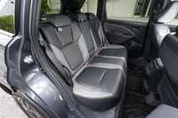 後席の空間も余裕たっぷり。ドライバーの後方視界確保のためにバックレストの高さが抑えられているが、ヘッドレストをきちんと調整すれば問題なく座れる。