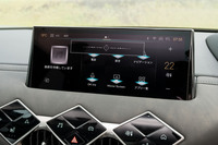 ChatGPTは「OK、IRIS」の掛け声で起動。画面上部に音声認識中であることを示すバーが表示されるだけで、認識したコマンドをテキストで見せてくれるわけではない。なので写真では車両全体を紹介していく。