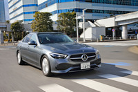 洗練されたパワーユニットとスムーズに作動するアイドリングストップにより、街なかでの運転にもわずらわしいところはない。