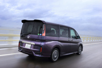 「ステップワゴン」のタイヤサイズは205/60R16がメイン。「モデューロX」と同じ17インチサイズのタイヤを履くのは、最上級グレード「スパーダ クールスピリット Honda SENSING」のFF車のみとなる。