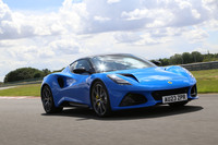 一周2.2マイルの高速コースと呼べるヘセルのテストトラックは路面の継ぎ目が連続する悪路として有名だったが、現在ではコンディションの良い舗装に改修されている。