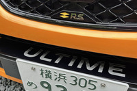 フロントグリルの下に「ULTIME」のロゴが入る「メガーヌR.S.ウルティム」は、ルノースポールを名乗る最後のモデルとして全世界で1976台が販売される。1976という台数は、ルノー・スポールの設立年にちなんだもの。