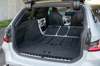 後席の背もたれをすべて倒したときの荷室容量は1510リッター。背もたれの電動リリース機能はせり上がるゴムとセットのオプション。